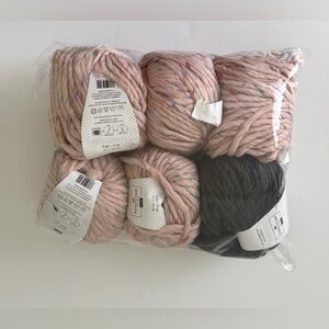 Buttercream cozy chunky yarn blush pink speckles, charcoal grey Wool Acrylic
